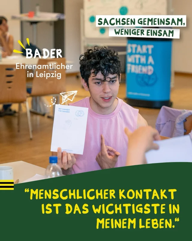 Gemeinsam Wir. Bader ist seit März 2025 Ehrenamtlicher bei SwaF in Leipzig. In dieser Zeit hat er dazu beigetragen, dass Menschen Verbindungen zu anderen aufbauen und ihr Zugehörigkeitsgefühl stärken.

Mit unserer Kampagne in Sachsen möchten wir die Geschichten unserer SwaFis zeigen. Genau wie Bader schaffen SwaFis jeden Tag Räume für Begegnung und Gemeinschaft. Damit kämpfen wir bei SwaF gemeinsam gegen Einsamkeit.

Wir glauben, dass wir voneinander lernen und uns gegenseitig inspirieren können. Gemeinsam können wir den Zusammenhalt in unserer Gesellschaft stärken.

Swipe weiter und lerne Baders Geschichte kennen.

Möchtest du wie Bader bei unserem Ehrenamtsprogramm mitmachen? Dann findest du hier weitere Informationen: www.start-with-a-friend.de/ehrenamt

#startwithafriend #sachsengemeinsam #wenigereinsam #gemeinsamwir